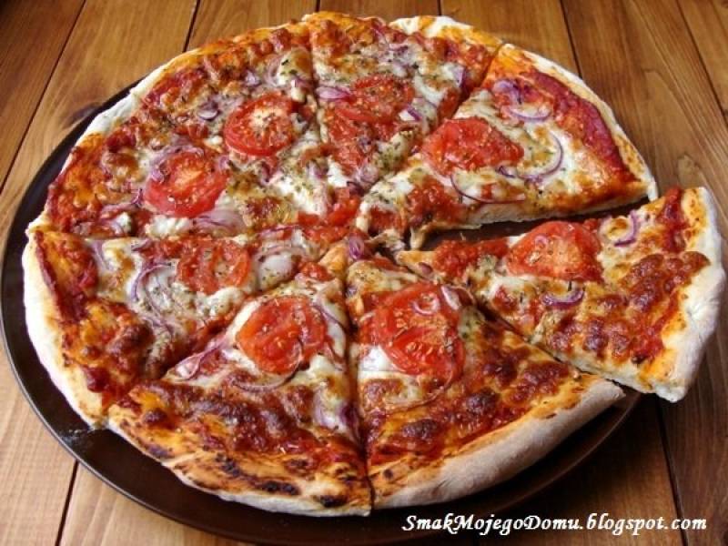 Pizza z sosem pomidorowym, pomidorami i mozzarellą