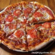 Pizza z sosem pomidorowym, pomidorami i mozzarellą