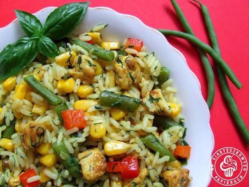 Kurczak curry z ryżem i kolorowymi warzywami