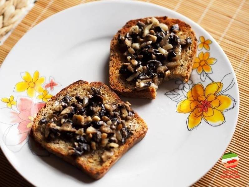 Crostini z pieczarkami i cukinią