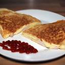 Omlet z szynką i żółtym serem