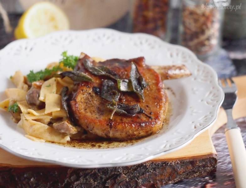Kotlety schabowe z szałwią i makaronem z grzybami / Pork chops with sage and mushroom pasta