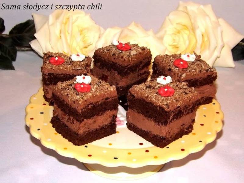 Kakaowe ciasto z nutką piernikową , kremem czekoladowym i wiśniami .