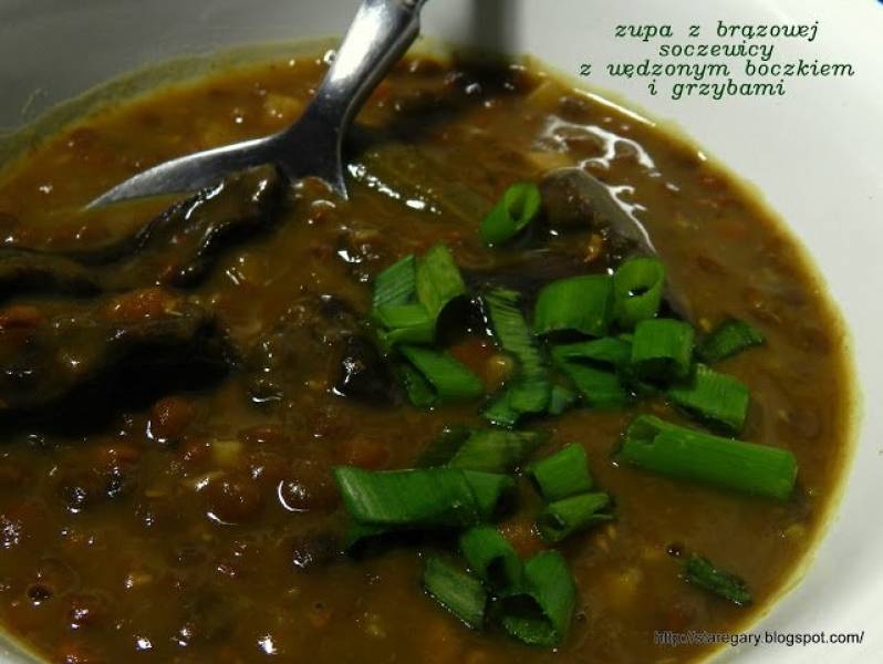 zupa z brązowej soczewicy z wędzonym boczkiem i grzybami z wolnowaru