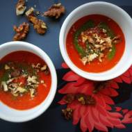 Zupa paprykowo-pomidorowa z pesto i orzechami włoskimi