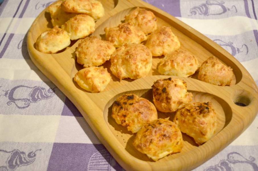 Bezglutenowe brazylijskie kuleczki serowe/ kulki chlebowe (Pão de Queijo)