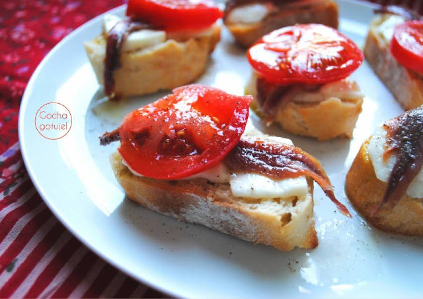 Grzanki z kozim serem, anchois i pomidorami
