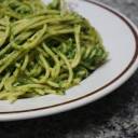 Spaghetti z kurczakiem i świeżym szpinakiem.