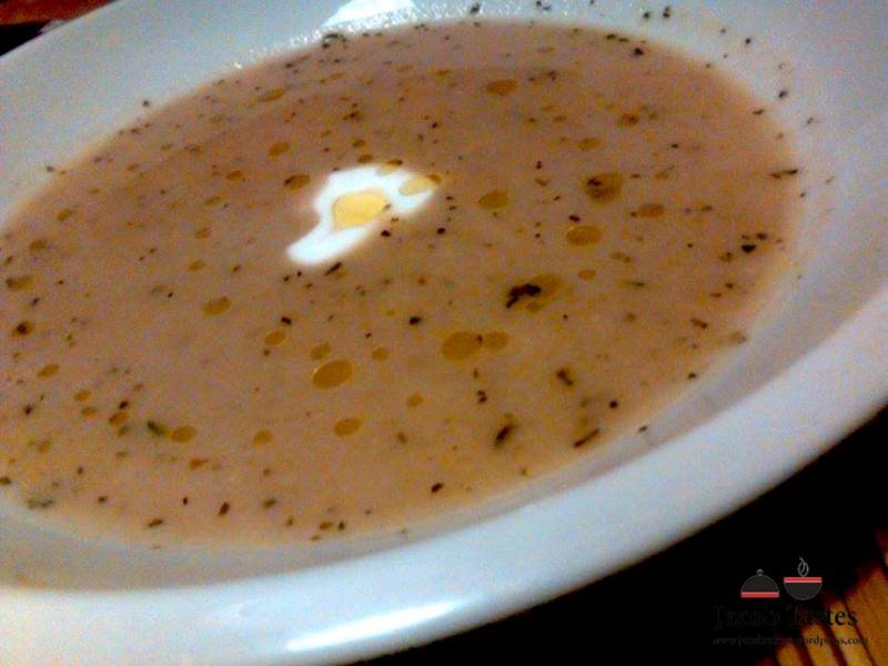Zupa cebulowa i pierogi drożdżowe ze szpinakiem i fetą (Onion soup and yeast dumplings with spinach and feta cheese)