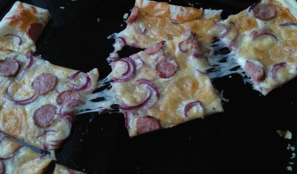 Szybka pizza z mozzarellą, kiełbasą i czerwoną cebulą.