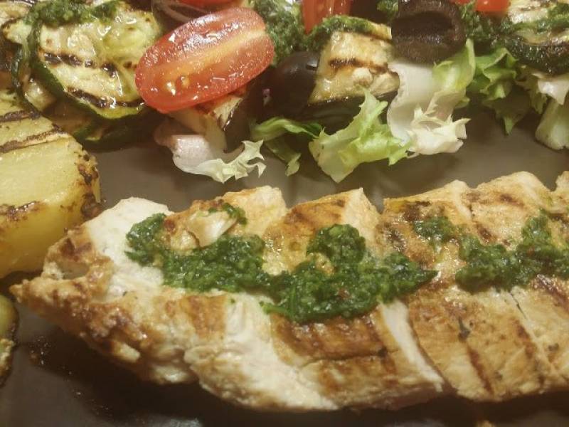 Grillowana pierś z kurczaka z sałatką z grillowanych warzyw z dodatkiem pietruszkowego pesto