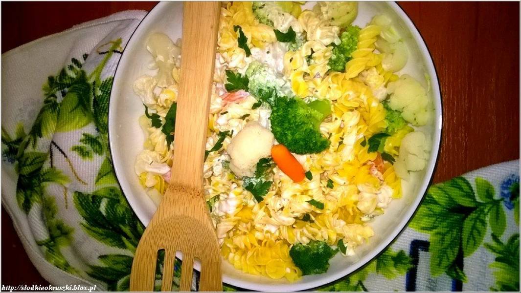 Lekka sałatka na bazie makaronu kukurydzianego z warzywami w ziołowym jogurcie.