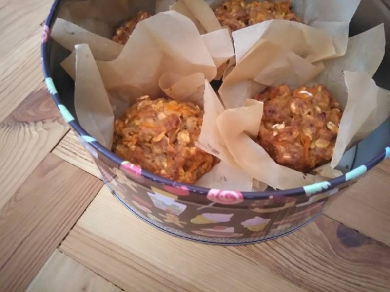 Muffinki pachnące cynamonem, z marchewką i płatkami owsianymi.