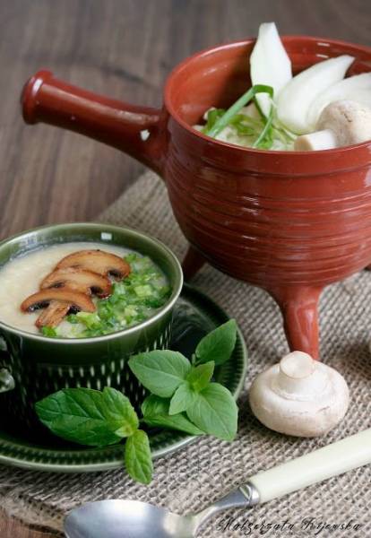 Zupa krem z białej kapusty i białych warzyw, z dodatkiem pieczarek i szczypiorku