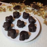 Domowe czekoladki z likierem kawowym lub płatkami chili - idealny pomysł na prezent