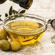 Oliwa z oliwek w służbie włosom