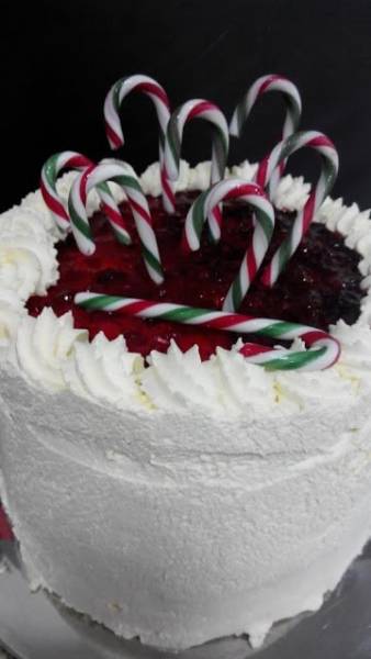 Tort świąteczny z żurawiną i białą czekoladą