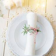 Świąteczne dekoracje stołu: serwetki z rozmarynem