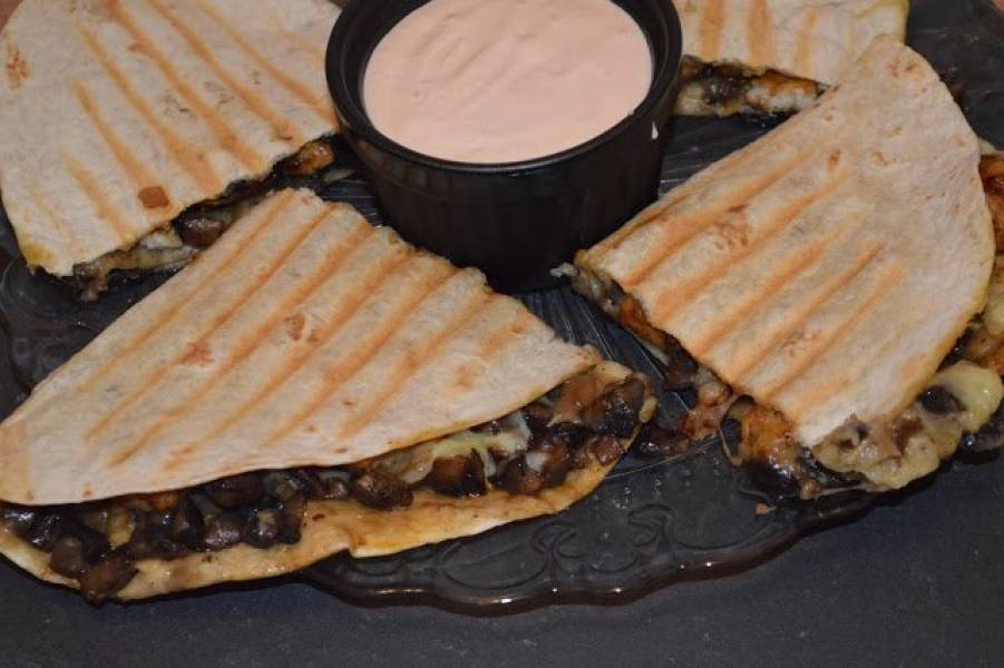 Tortilla z piersią z kurczaka i pieczarkami