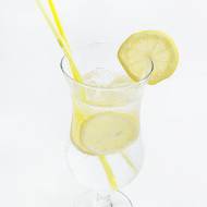 Prosty drink alkoholowy na Sylwestra: gin ze Spritem