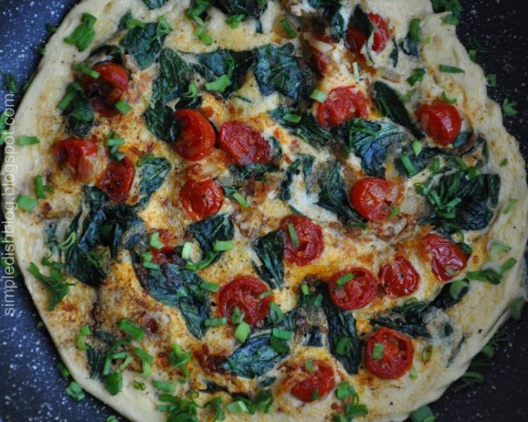 Omlet z pomidorkami i szpinakiem