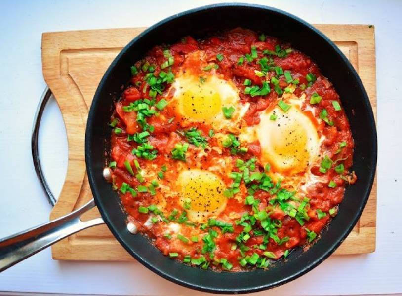 Shakshuka, czyli jajka w sosie pomidorowym dla głodnych wrażeń