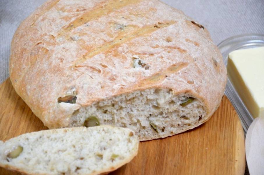 Chleb pszenny na drożdżach z oliwkami