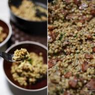 Swojskie kaszotto – pęczak, kiełbasa, cebula i pieczarki