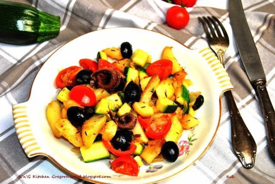 Ziemniaki z patelni z cukinią, pomidorami i oliwkami