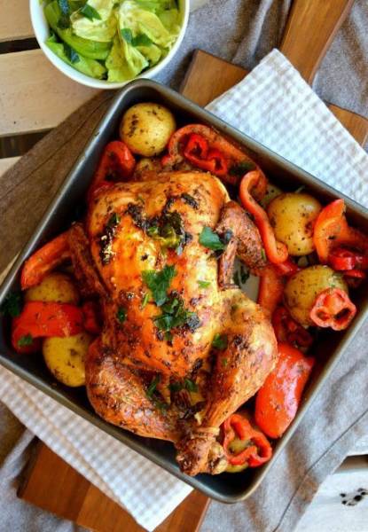 Idealnie upieczony kurczak z ziemniakami i papryką z prostą sałatką