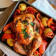 Idealnie upieczony kurczak z ziemniakami i papryką z prostą sałatką