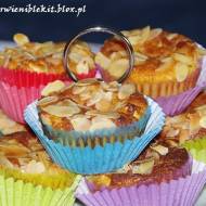 Twarogowe muffiny z jabłkiem, migdałami i rodzynkami