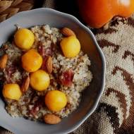 Śniadaniowa quinoa z persymoną, suszoną papają i migdałami