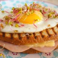 Grillowana kanapka z jajkiem sadzonym