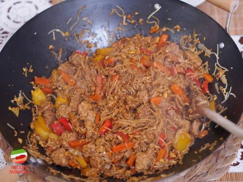 Polędwiczka z woka z makaronem chow mein, warzywami i sosem ostrygowym