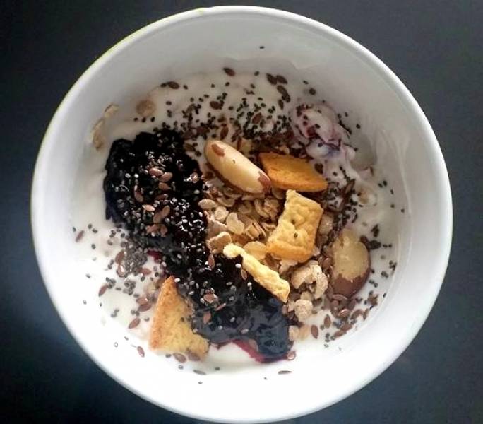 Jogurt z płatkami owsianymi i nasionami chia - pełnowartościowe śniadanie