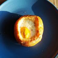 Jajko zapiekane w bułce z pancettą i serem