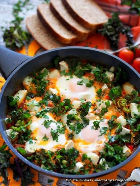 Shakshouka. Szakszuka na bogato - jajka w pomidorach z kalerosse i serem kozim