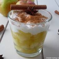 Deser z jabłkami i jogurtem greckim.