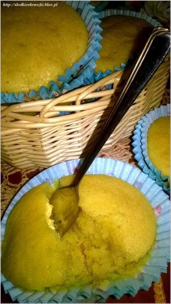 Kukurydziane muffiny z soczystą gruszką. Idealna złota słodkość dla dzieci i dorosłych.
