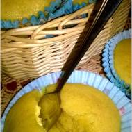 Kukurydziane muffiny z soczystą gruszką. Idealna złota słodkość dla dzieci i dorosłych.