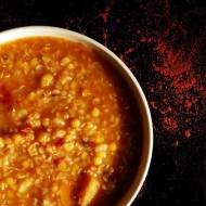 Pikantna zupa z czerwonej soczewicy i quinoy (bez glutenu, bez laktozy, wegańska)