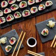 Zimowe maki sushi z ryżem z kalafiora i słonecznika