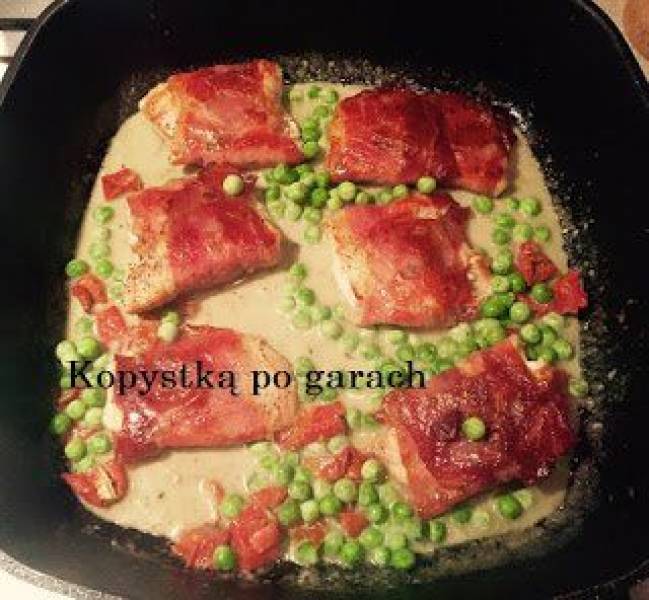 Filet z kurczaka w szynce parmeńskiej, w delikatnym sosie gorgonzola, z zielonym groszkiem