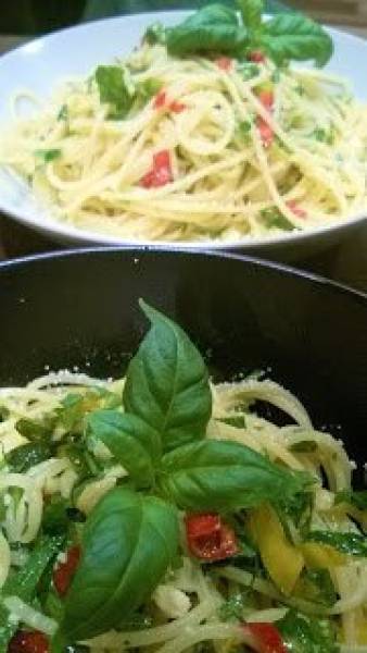 Spaghetti z czosnkiem, pepperoni i oliwą (aglio, olio e peperoncino)
