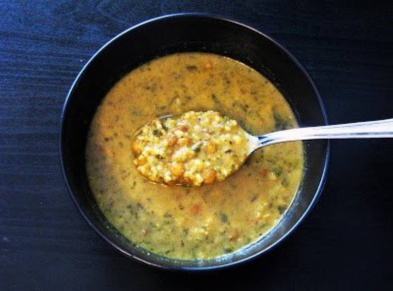 Zupa curry z zieloną soczewicą i szpinakiem