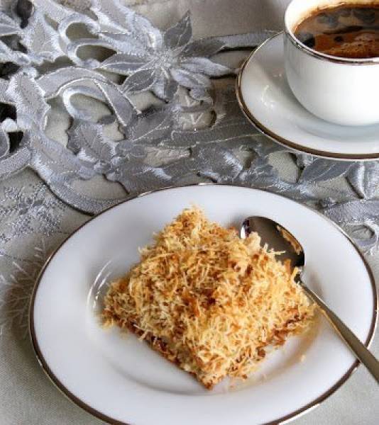 Ciasto orzechowe z bezą, masą krówkową i kruszonką z ciasta knafeh (kadayif)