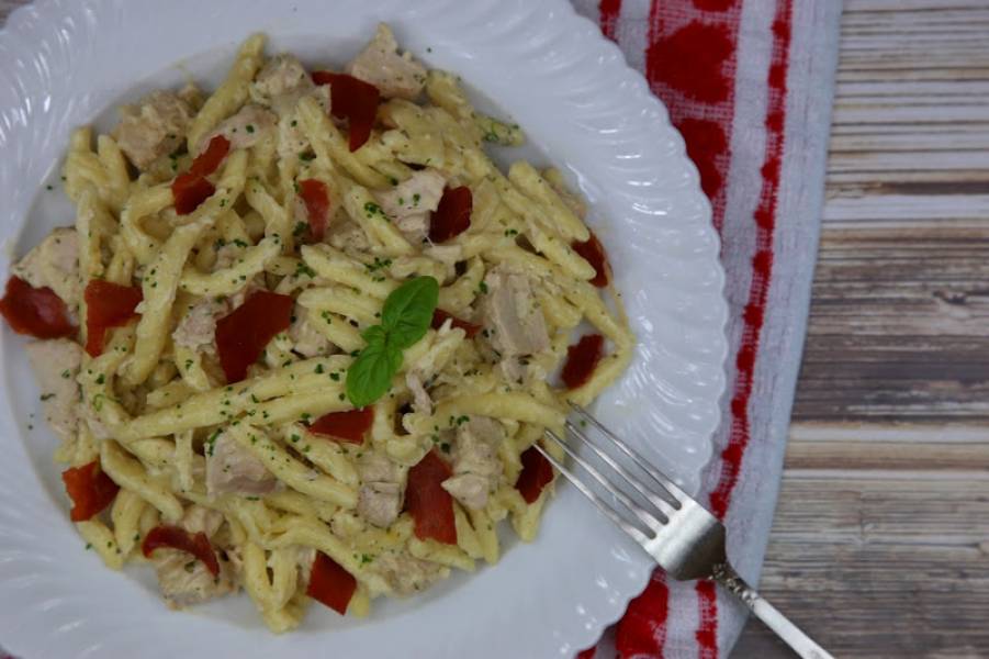 Maccheroni al ferretto w sosie Alfredo z indykiem i szynką Serrano.
