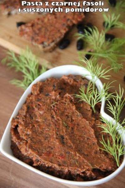 Pasta z czarnej fasoli i suszonych pomidorów