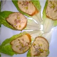 Śniadanie w stylu vege. Mini kanapeczki z vege pastą w stylu francuskim i zielonymi dodatkami.